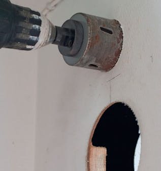 Solcelle ventilator: Bor hul til afbryderen Solcelle ventilator: Bor hul til afbryderen